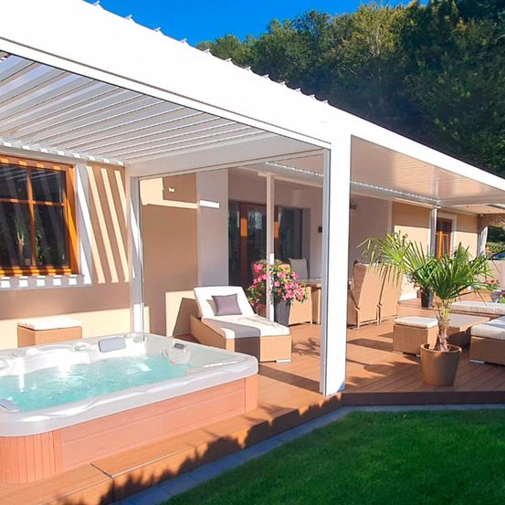 Bild enthält, House, Housing, Porch, Tub, Interior Design, Hot Tub, Villa, Patio, Pergola