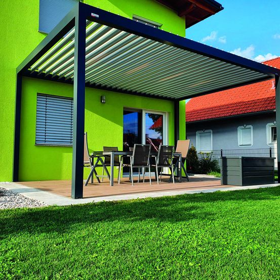 Bild enthält, House, Housing, Porch, Shelter, Patio, Pergola, Grass, Lamp, Interior Design, Chair