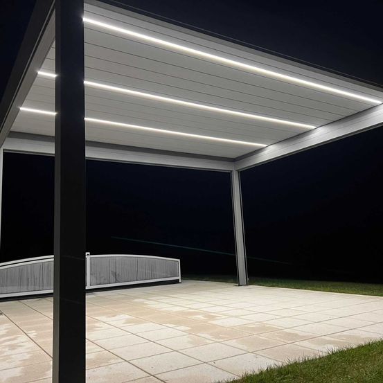 Bild enthält, Building, Outdoors, Shelter, Bus Stop