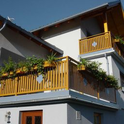 Bild enthält, Balcony, Building, Plant, Gun, Nature, Outdoors