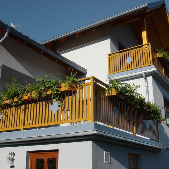 Bild enthält, Balcony, Building, Plant, Gun, Nature, Outdoors