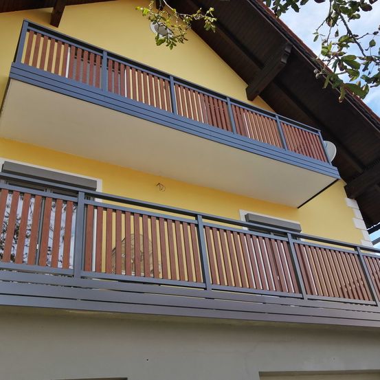 Bild enthält, Architecture, Balcony, Building