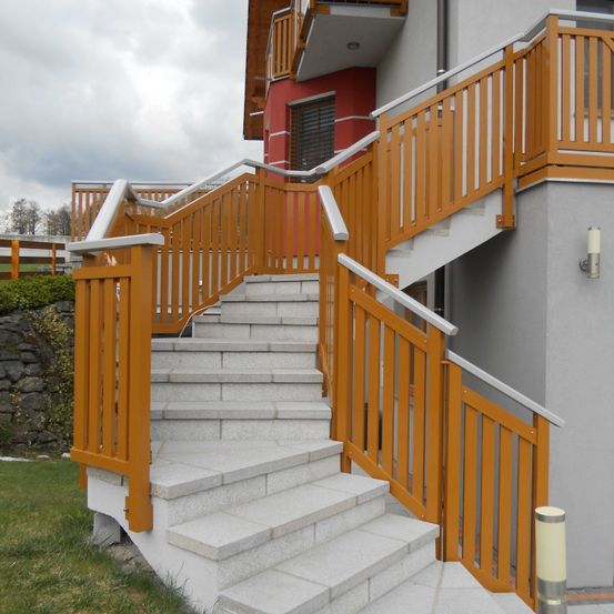 Bild enthält, Handrail, Building, House, Housing, Staircase, Railing, Wood