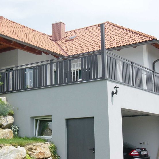 Bild enthält, Architecture, Building, Housing, Car, Vehicle, House, Roof, Plant