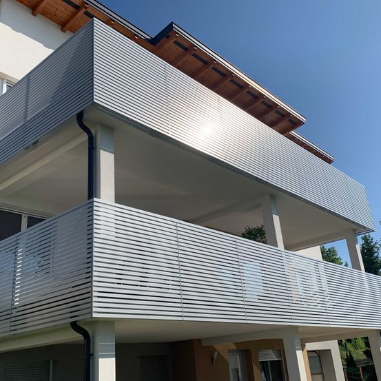 Bild enthält, Architecture, Balcony, Building, Housing