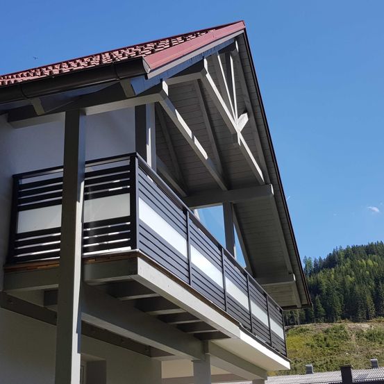 Bild enthält, Architecture, Building, Balcony, Bay Window, Window, Housing