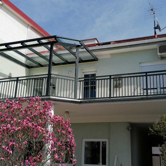 Bild enthält, Architecture, Balcony, Building