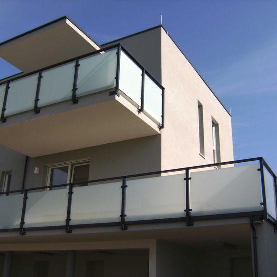 Bild enthält, Architecture, Balcony, Building, Handrail, Condo, Housing, City