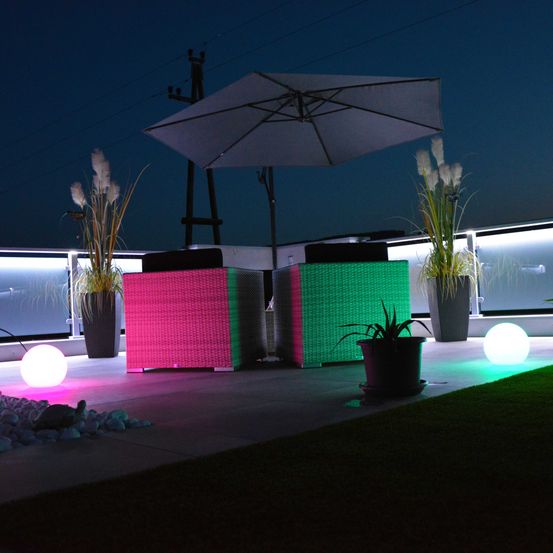 Bild enthält, Lighting, Plant, Potted Plant, Flower, Flower Arrangement, Interior Design, Table, Pottery, Patio, Patio Umbrella