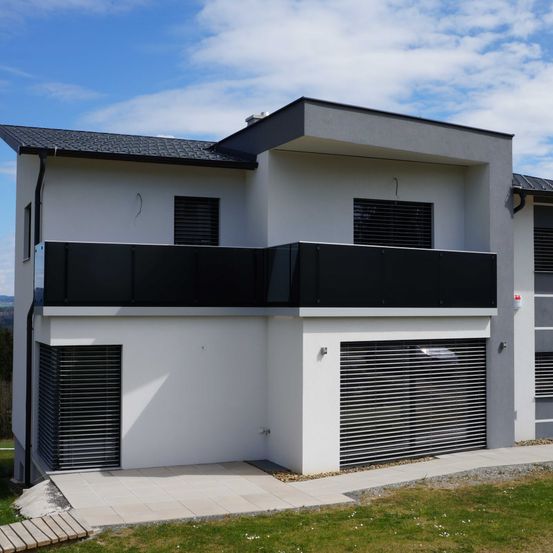 Bild enthält, Building, House, Housing, Villa, Indoors, Window