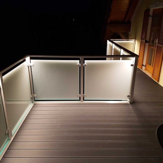 Bild enthält, Handrail, Balcony, Building, Railing, Wood, House, Housing, Staircase