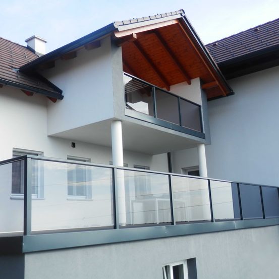 Bild enthält, Architecture, Balcony, Building, Handrail, Housing, House