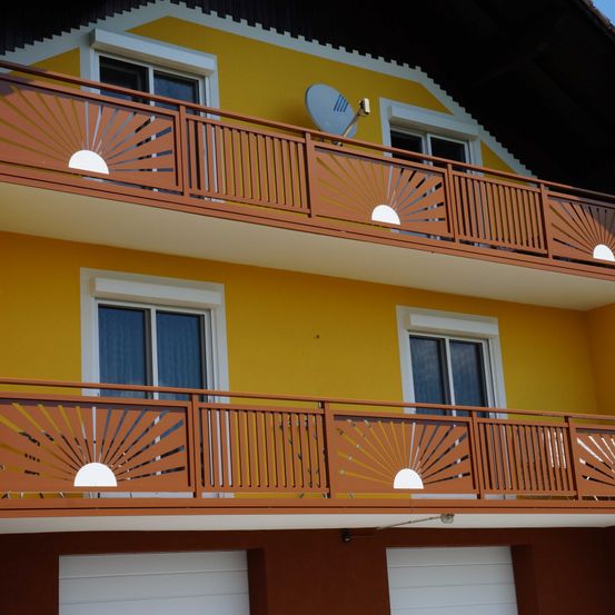 Bild enthält, Architecture, Balcony, Building, Handrail, Railing