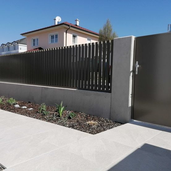 Bild enthält, Nature, Outdoors, Yard, Picket Fence, Backyard