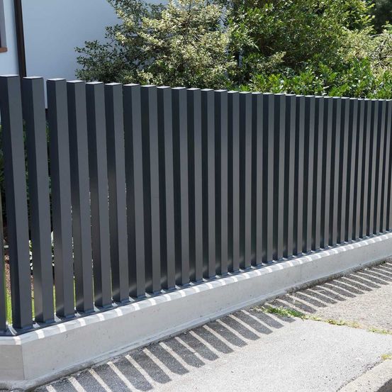 Bild enthält, Nature, Outdoors, Yard, Gate, Picket Fence