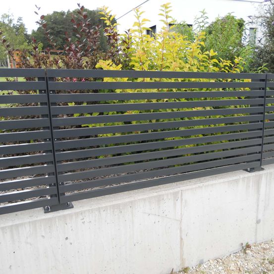 Bild enthält, Nature, Outdoors, Yard, Backyard, Fence, Gate, Picket Fence