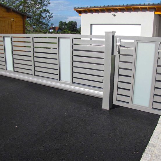 Bild enthält, Gate, Fence, Person, Indoors, Garage, Wood