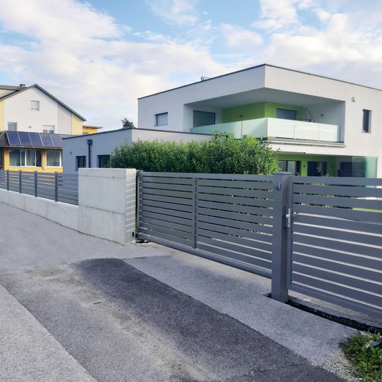 Bild enthält, Nature, Outdoors, Yard, Gate, Picket Fence, Person