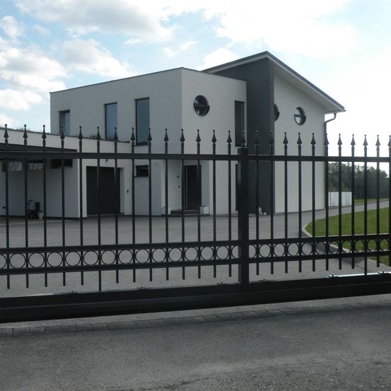 Bild enthält, Gate, Outdoors, Yard, Building, Housing