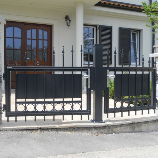 Bild enthält, Gate, Railing, Architecture, Building, Housing, House