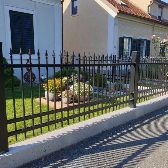 Bild enthält, Nature, Outdoors, Yard, Gate, Picket Fence, Backyard