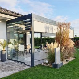 Bild enthält, Interior Design, Grass, Plant, Door, House, Housing, Patio, Villa, Outdoors, Table