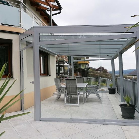 Bild enthält, Interior Design, House, Housing, Porch, Patio, Floor, Chair, Pergola, Plant