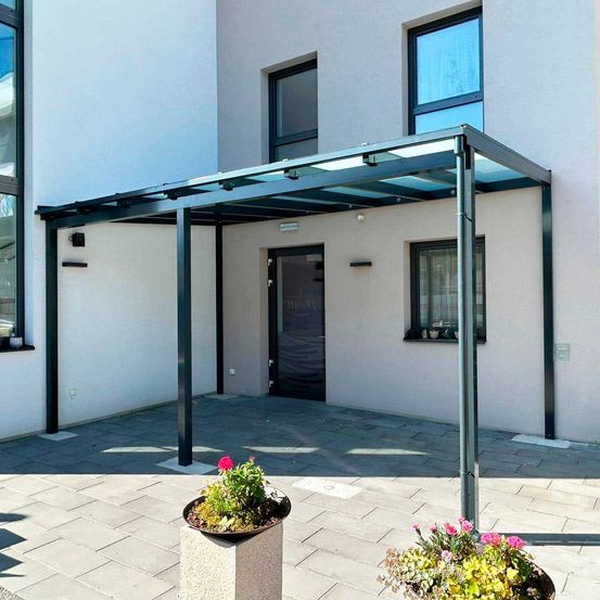 Bild enthält, House, Housing, Patio, Floor, Porch, Person, Portico