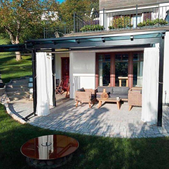 Bild enthält, Building, House, Housing, Porch, Patio, Pergola, Backyard, Grass, Door, Interior Design