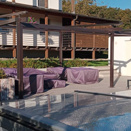 Bild enthält, House, Housing, Porch, Patio, Pergola, Backyard, Outdoors, Interior Design, Patio Umbrella