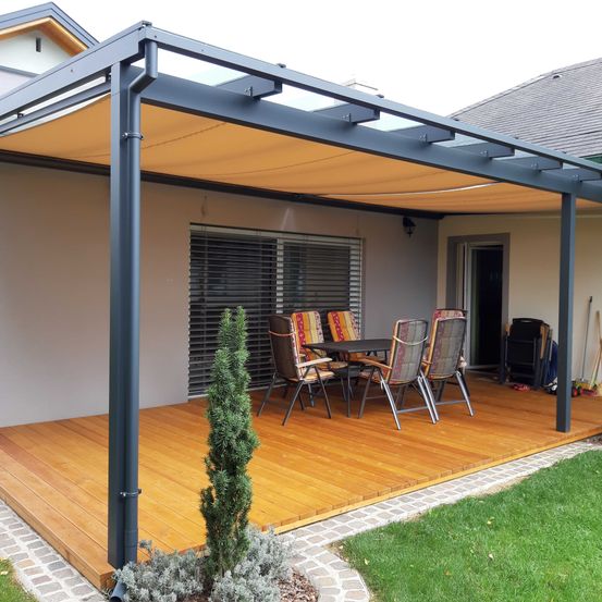 Bild enthält, House, Housing, Porch, Patio, Pergola, Interior Design, Lamp, Wood, Chair