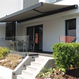 Bild enthält, Building, House, Housing, Portico, Chair