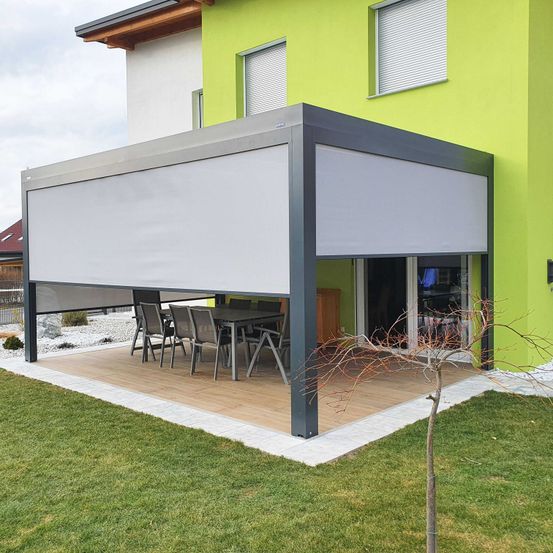 Bild enthält, Indoors, Interior Design, Canopy, Awning, Grass, Outdoors, Shelter, Car