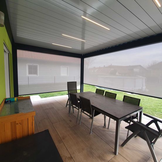 Bild enthält, Indoors, Interior Design, Table, Floor, Dining Table, Chair, Wood, Dining Room, Tabletop