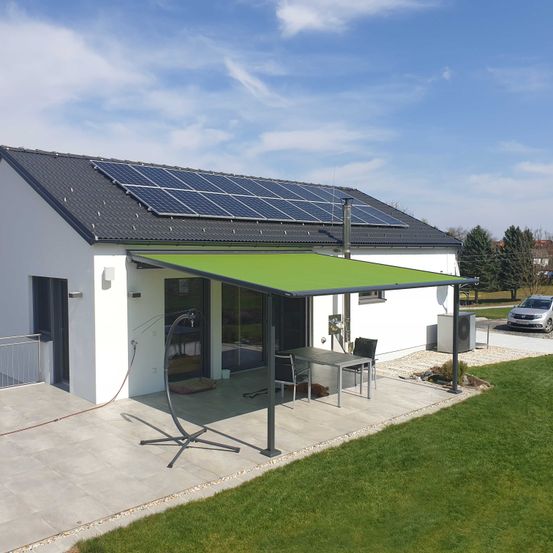 Bild enthält, Car, Vehicle, Electrical Device, Solar Panels, Outdoors, Chair, Furniture