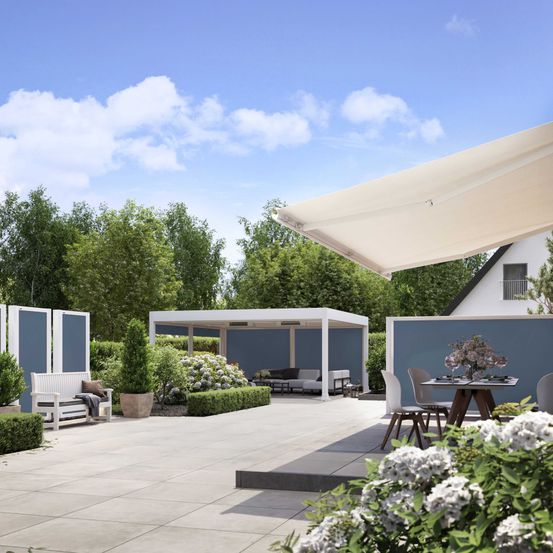 Bild enthält, Canopy, Plant, Awning, House, Housing, Patio, Interior Design, Bench, Couch, Terrace