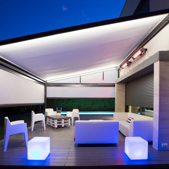 Bild enthält, Indoors, Interior Design, Building, Chair, Furniture, Table, Couch, Plant, Lighting, Canopy