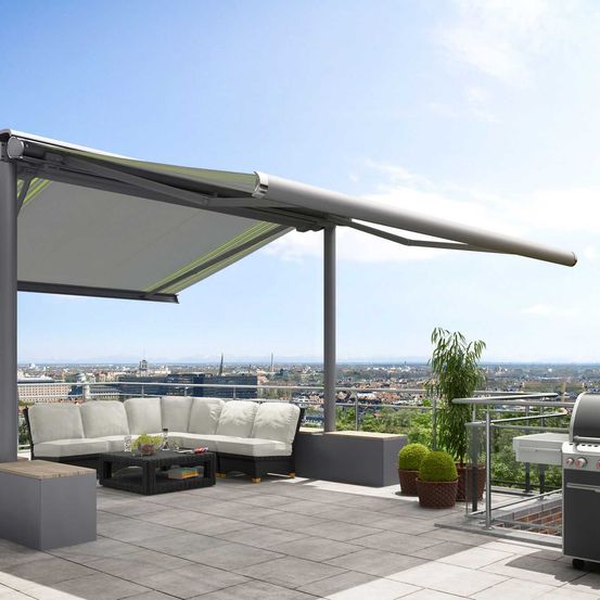 Bild enthält, Canopy, Plant, House, Housing, Patio, Shelter, Couch, Person, Patio Umbrella