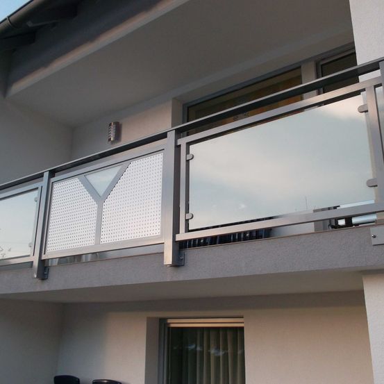 Bild enthält, Architecture, Balcony, Building