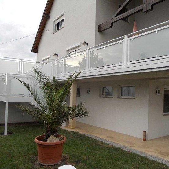 Bild enthält, Balcony, Building, Plant, City, Car, Potted Plant, Housing, Urban