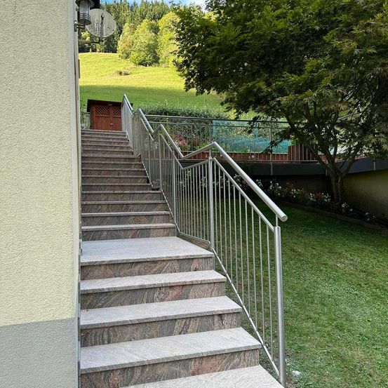 Bild enthält, House, Housing, Staircase, Outdoors, Nature