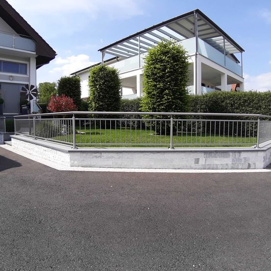 Bild enthält, Handrail, Outdoors, Gate, Car