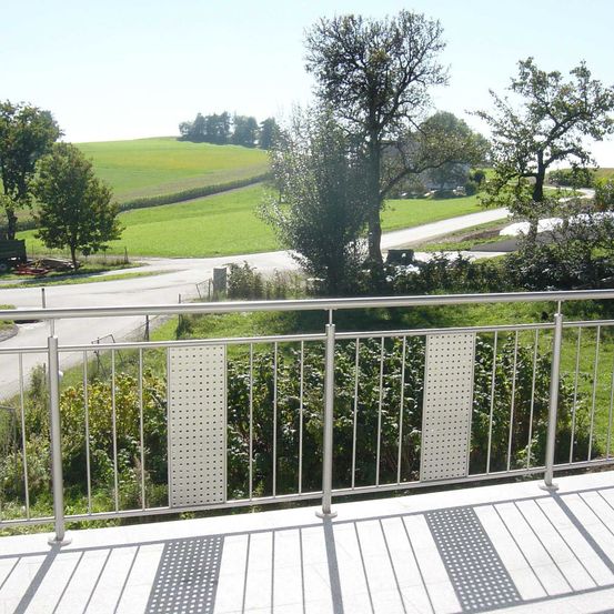 Bild enthält, Balcony, Gate, Outdoors, Railing, Nature, Scenery, Fence