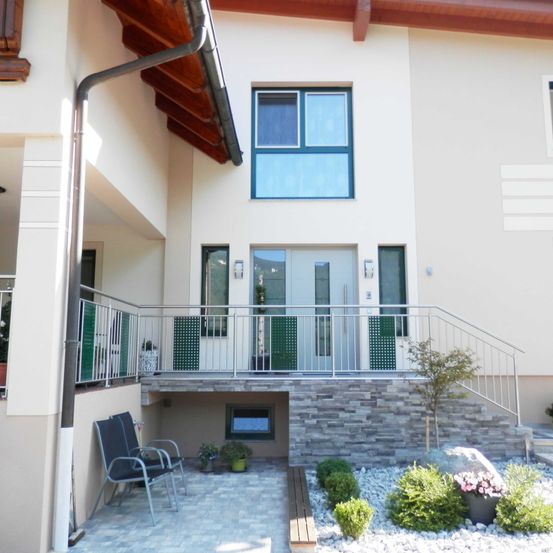 Bild enthält, Balcony, Plant, Condo, Housing, Handrail, City, Chair