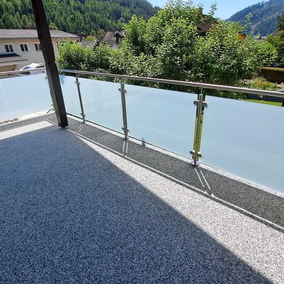 Bild enthält, Floor, Outdoors, Balcony, Building, Machine, Screw, Car, Aerial View, Housing