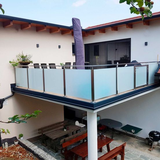 Bild enthält, Balcony, Building, Plant, Chair