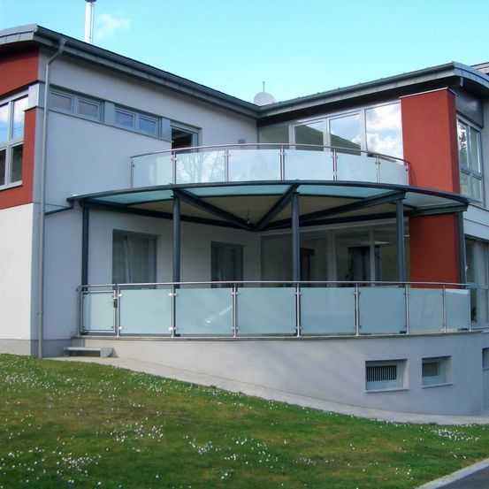 Bild enthält, Balcony, Building, Grass, Housing, City, House