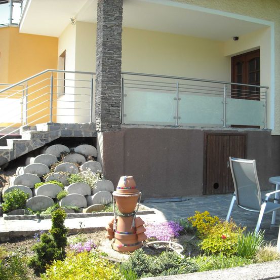 Bild enthält, Handrail, Potted Plant, Chair, Furniture, Housing, House, Staircase, Interior Design, Disposable Cup