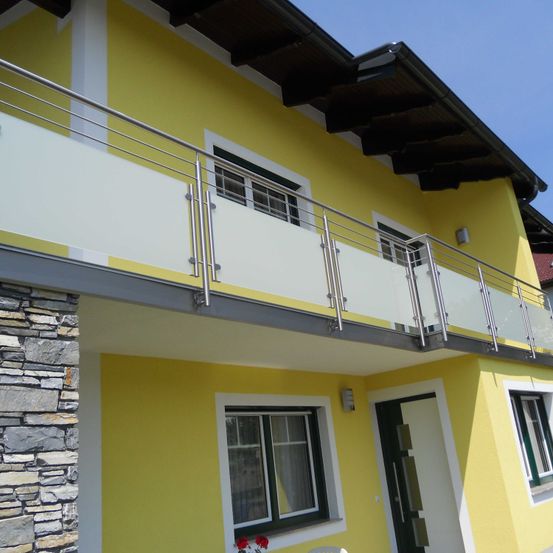 Bild enthält, Architecture, Balcony, Building, Handrail