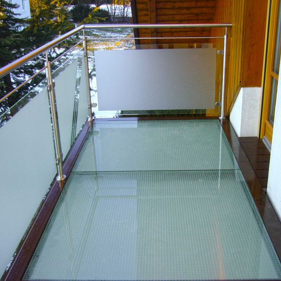 Bild enthält, Architecture, Balcony, Building, Floor, Flooring, Handrail